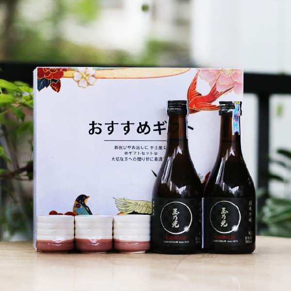 Hộp quà Rượu sake Junmai Ginjo Karakuchi 300ml + Bộ chén